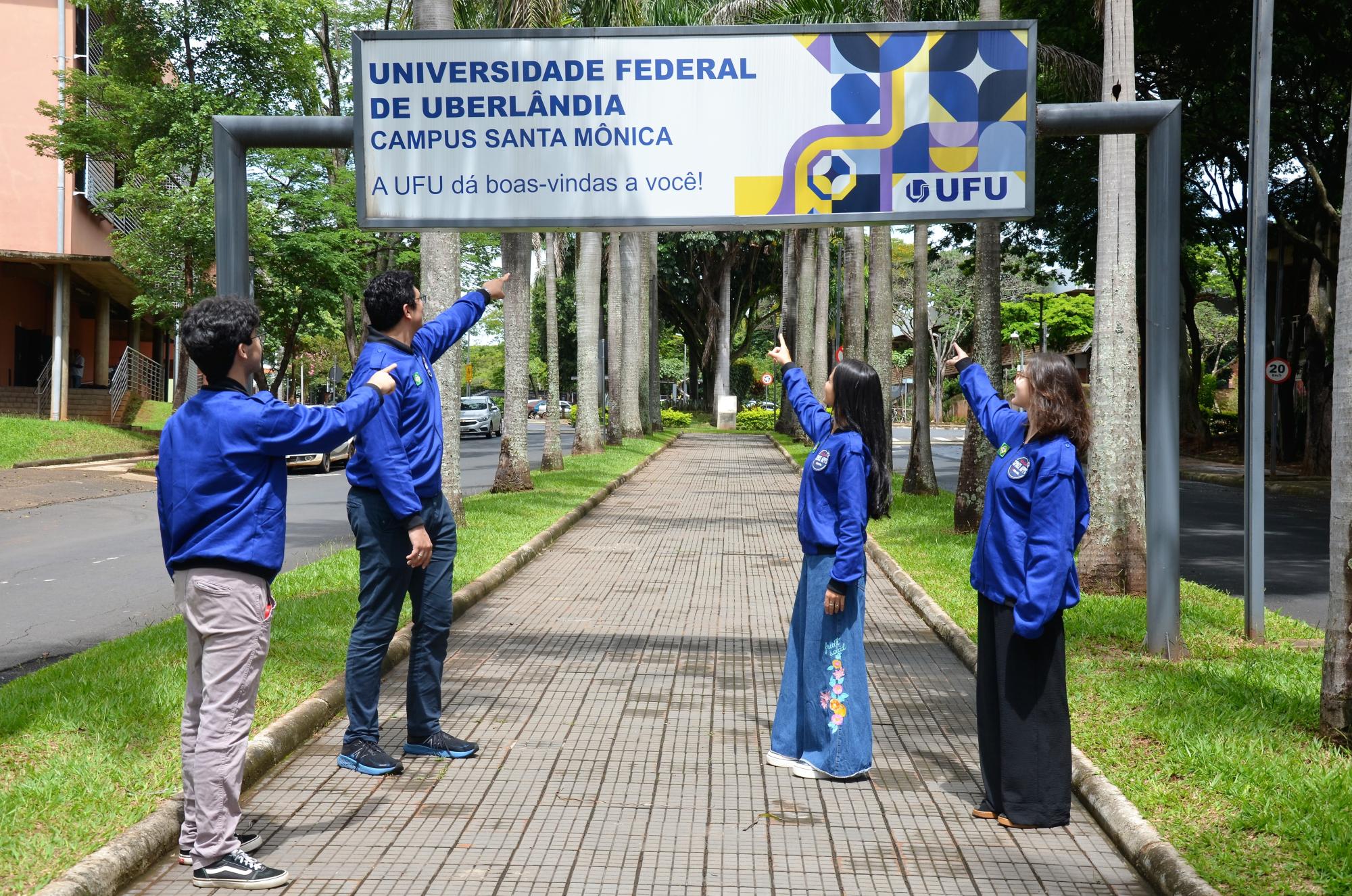 O time olhando para o letreiro da UFU