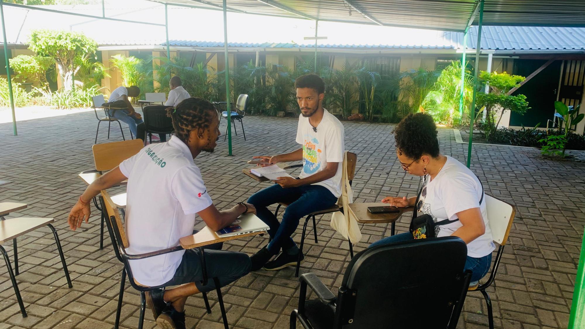 Os intercambistas fazendo uma entrevista  