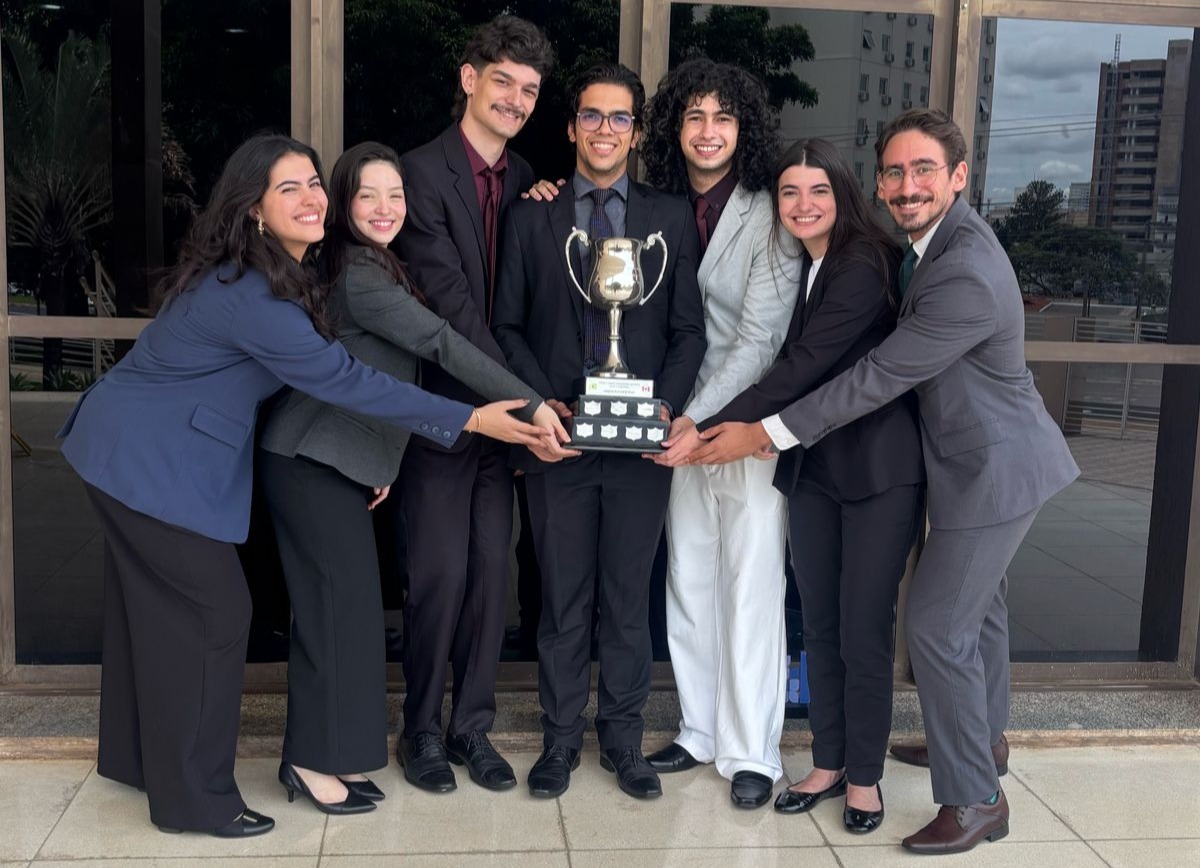 Equipe com troféu