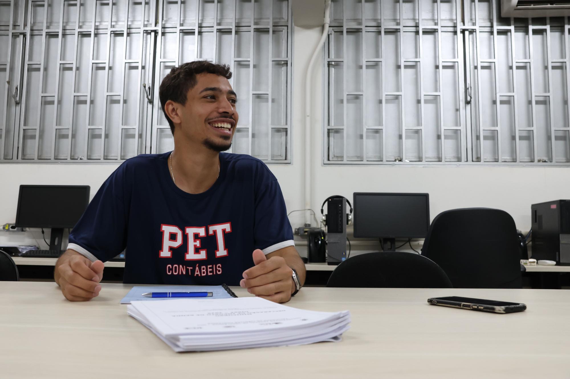 José Lucas Silvério com a blusa do PET Contábeis