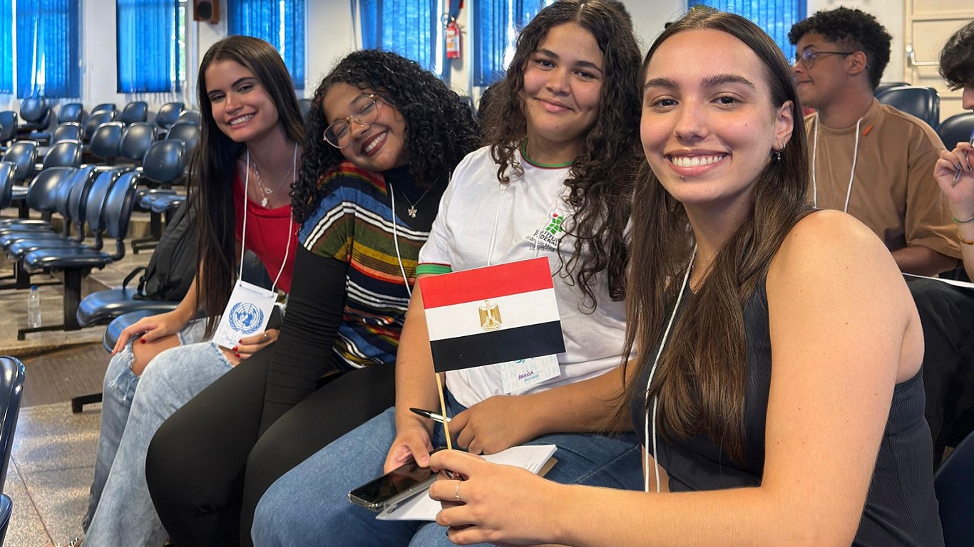 Alunos segurando as bandeiras representantes de cada país 