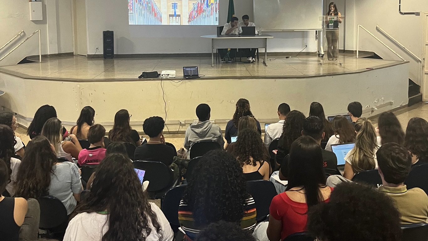 Alunos reunidos deurante a simulação da ONU