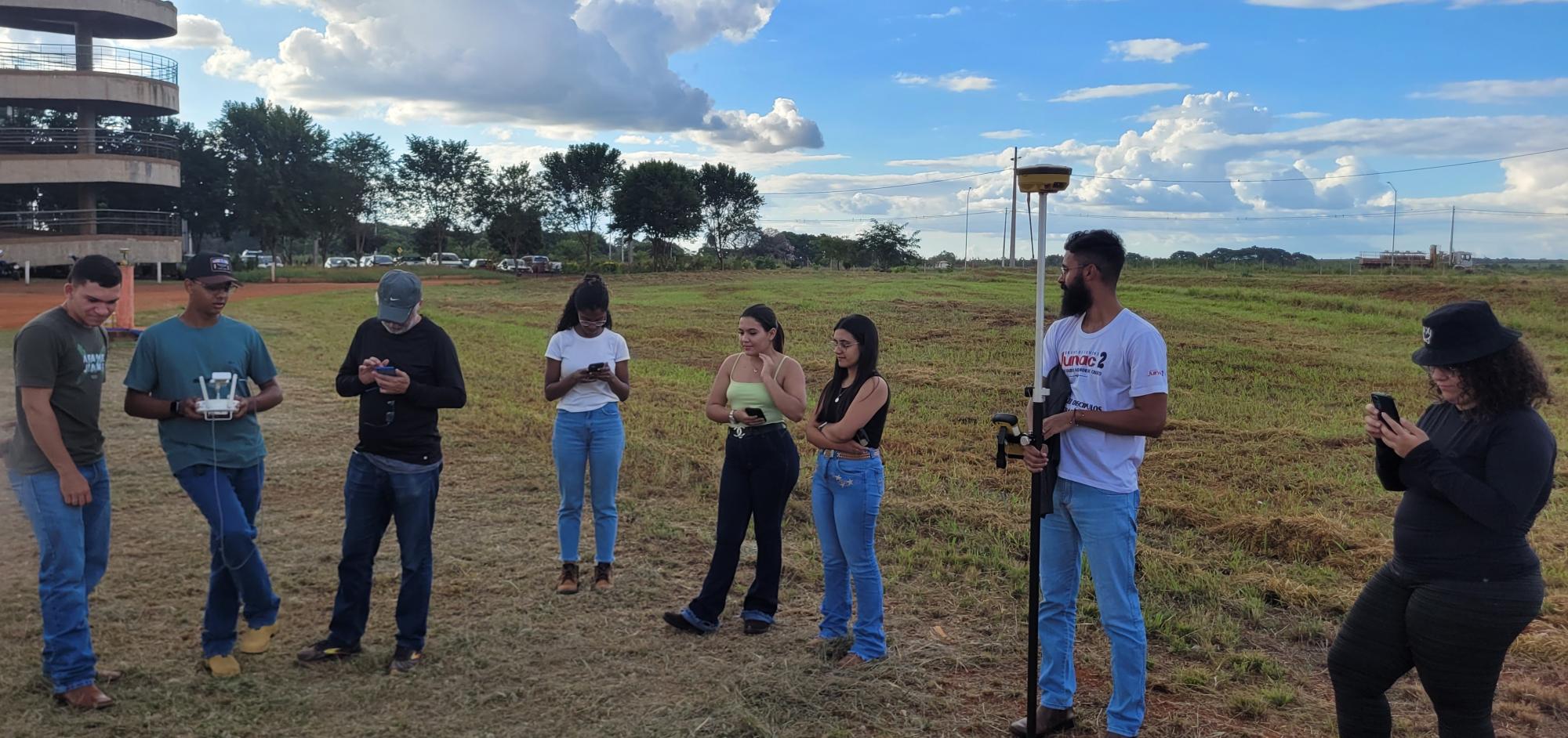 Alunos em campo durante aula de aerofotogrametria