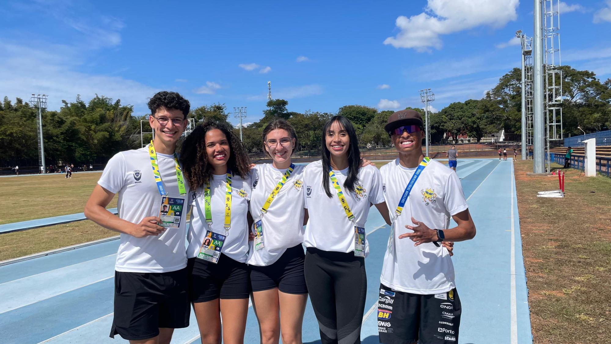 Atletas se abraçando na pista de atletismo.