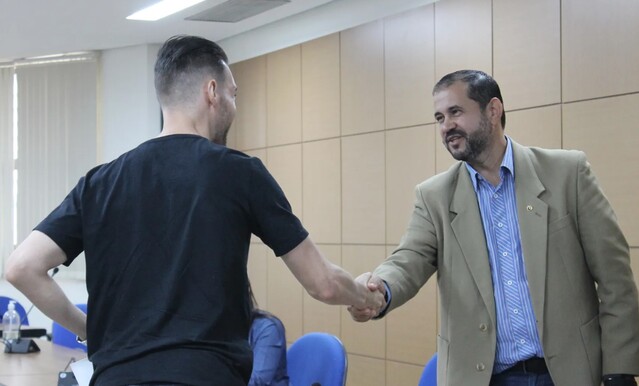 Sebastião Elias (à direita) cumprimenta servidor da UFU