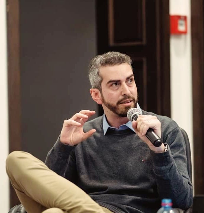 Imagem do professor palestrando em evento