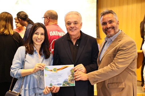 Foto das autoridades recebendo o selo