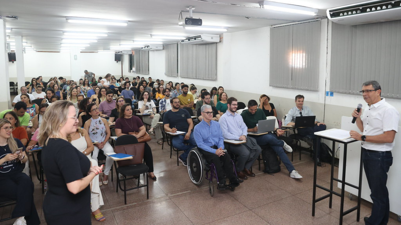 Professor Alexandre fala com os cursistas