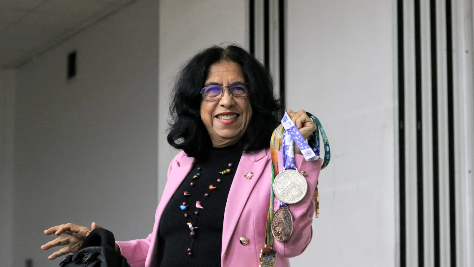 Maria Sampaio segurando medalhas