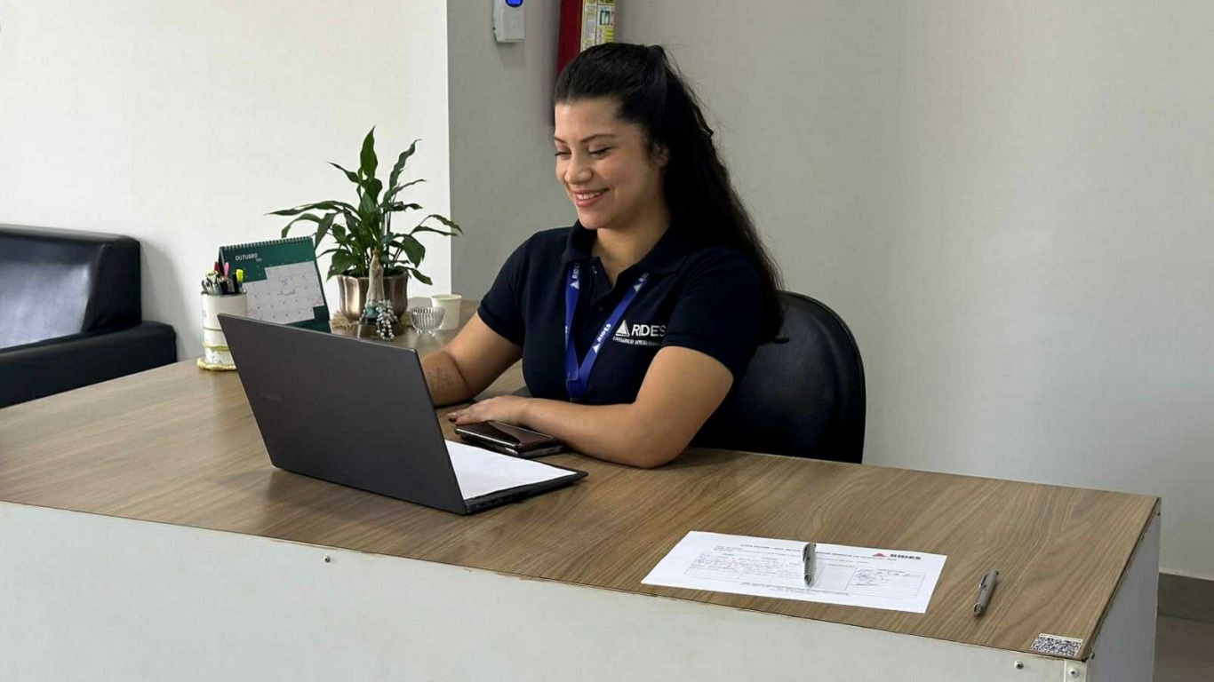 Laís da Costa, em seu ambiente de trabalho