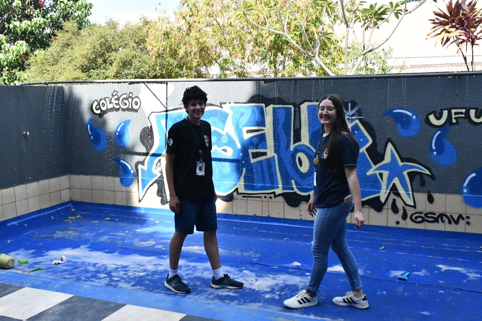 Geovana e Henrique no espaço da ducha