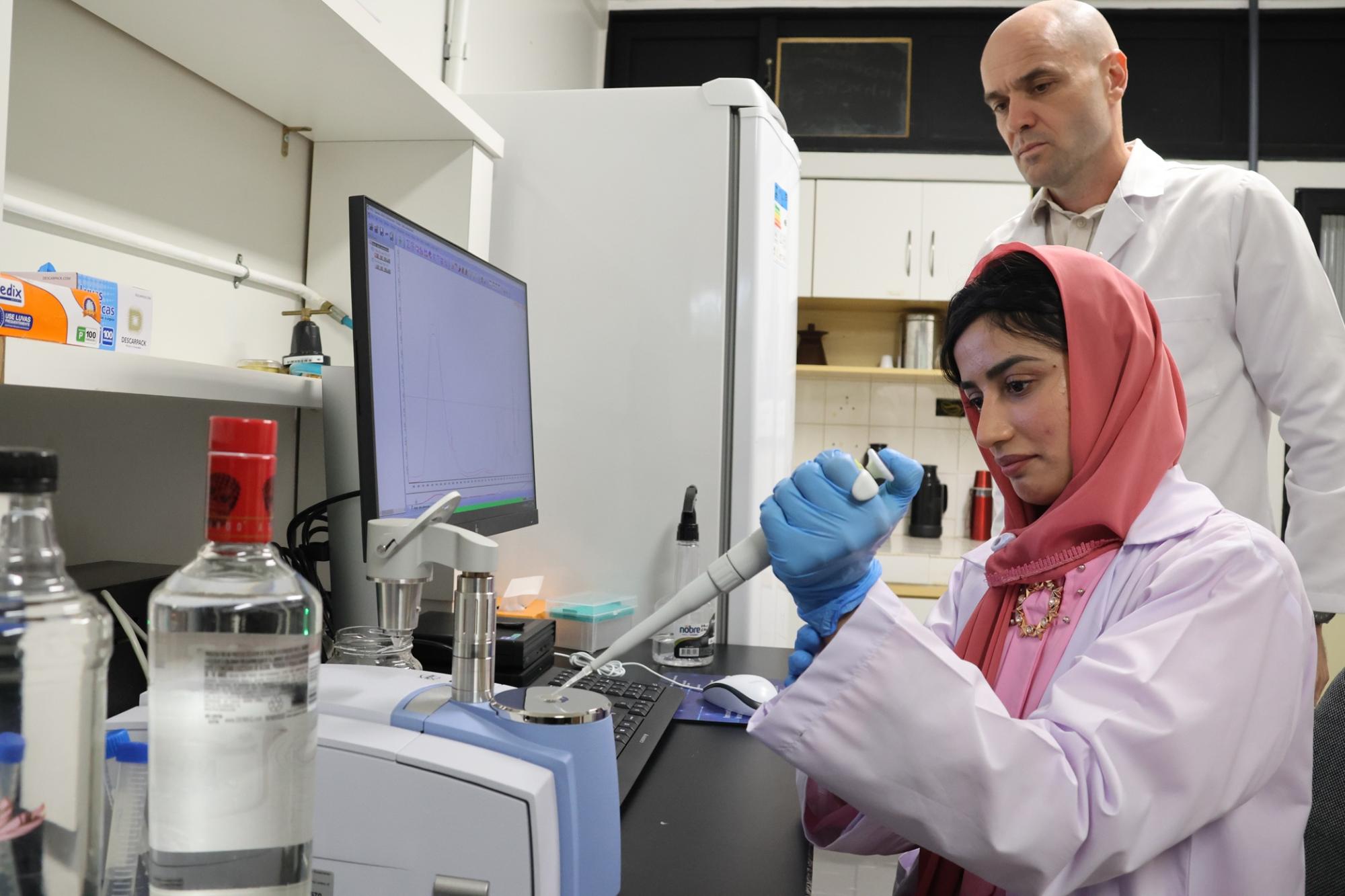 Pesquisadores da UFU com fotômetro