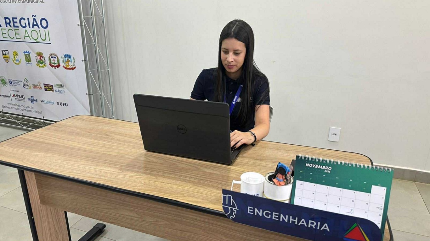 Karolayne Maria, em seu ambiente de trabalho