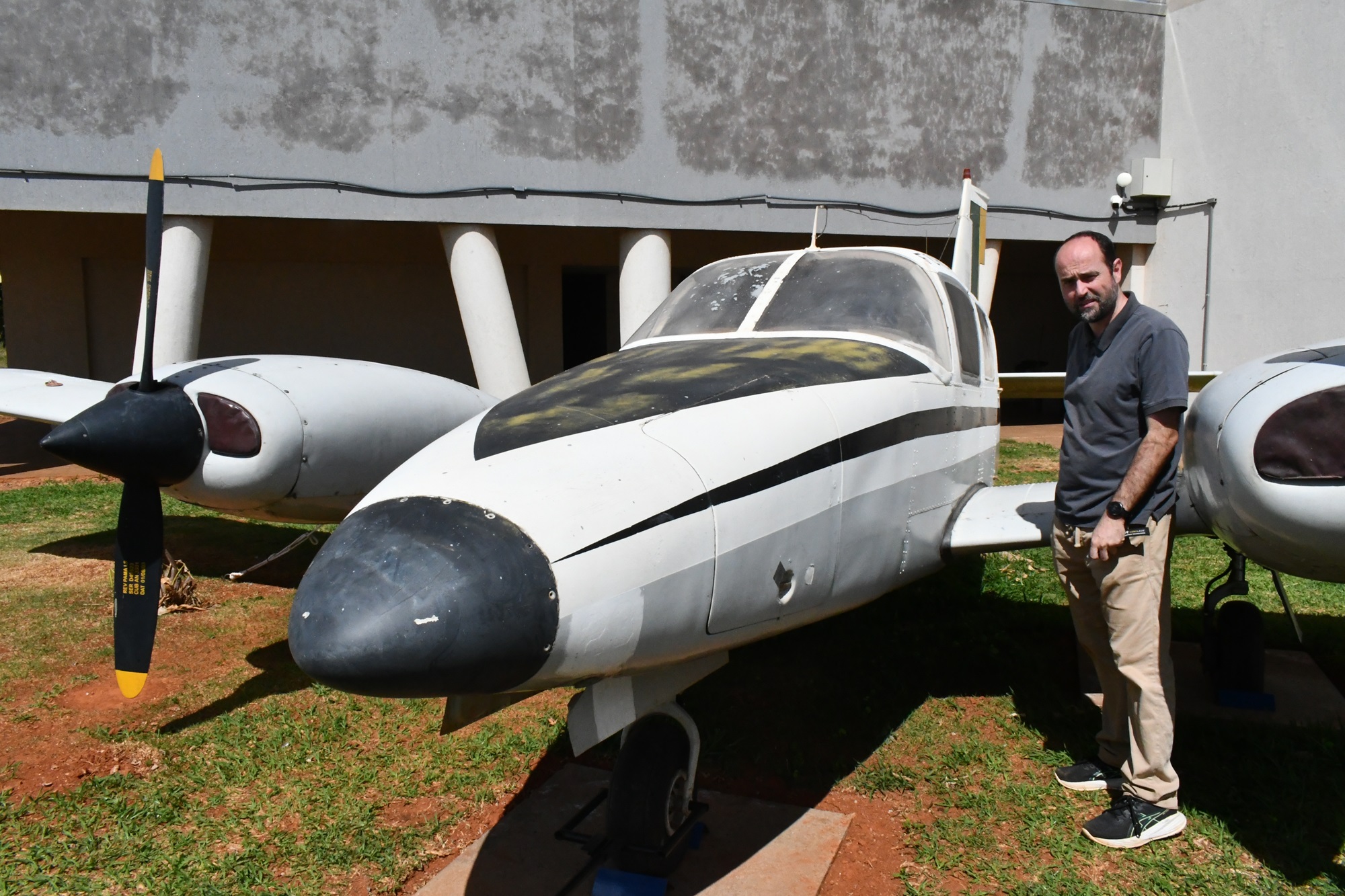 avião com uma pessoa ao lado