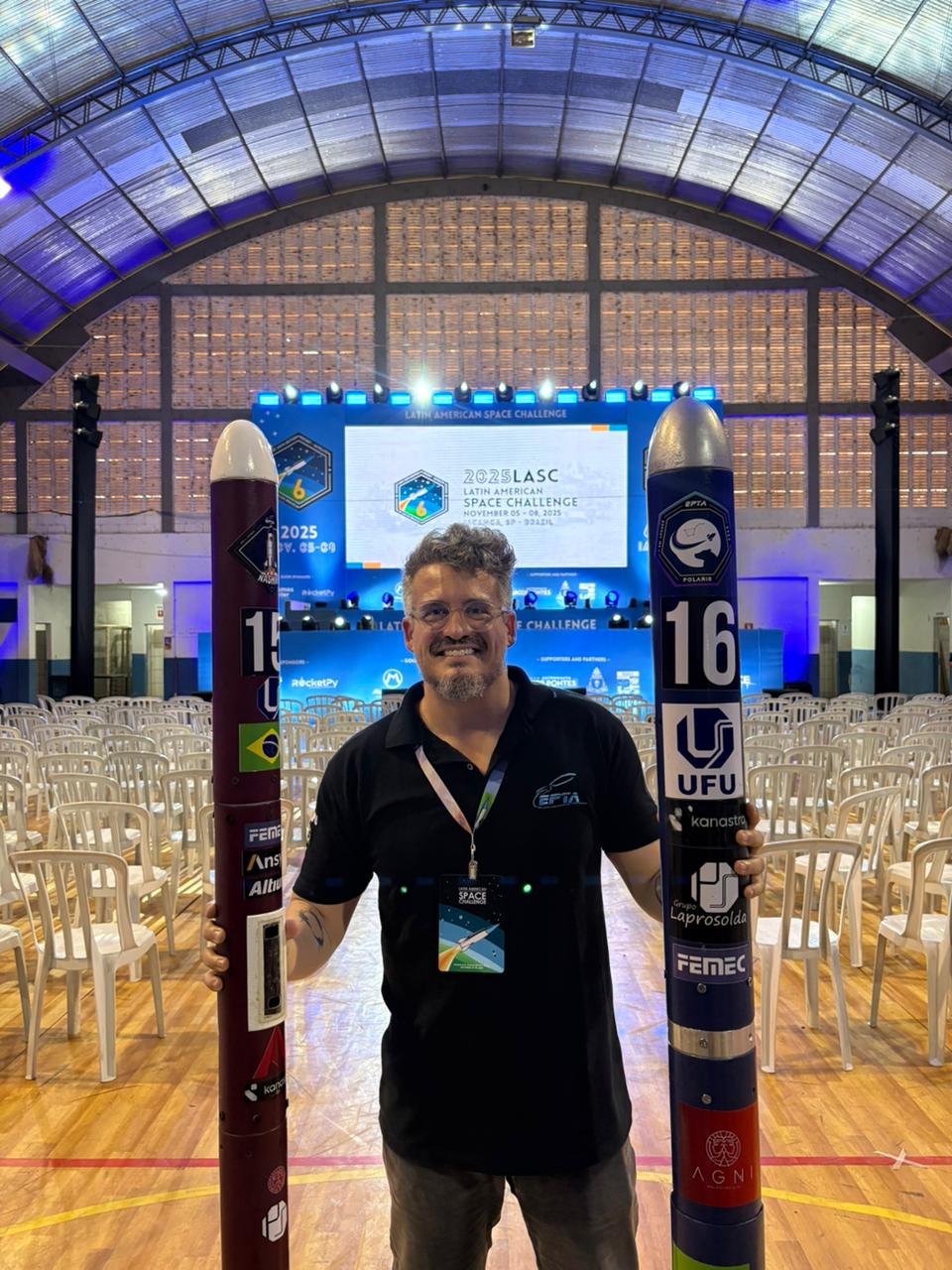 Professor tutor Alexandre Zuquete Guarato com os foguetes Nashira e Polaris (Foto: Arquivo do pesquisador)