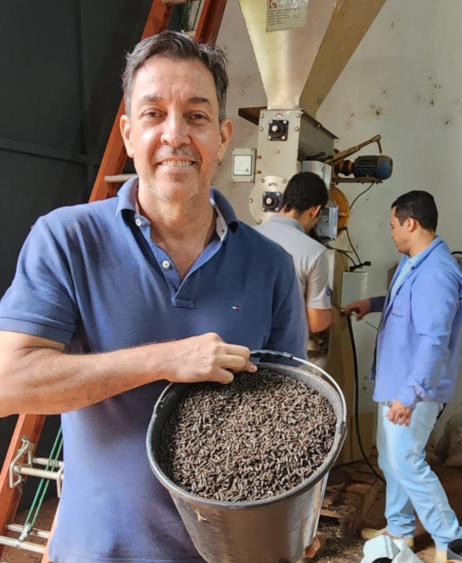 Professor Reginaldo de Camargo mostra fertilizante organomineral peletizado, um tipo de granulação (Foto: Arquivo dos pesquisadores)