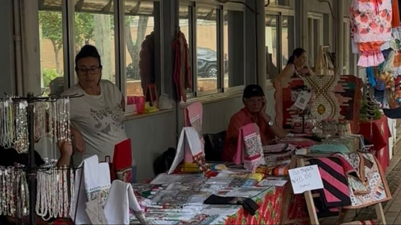 artesanatos expostos em feira