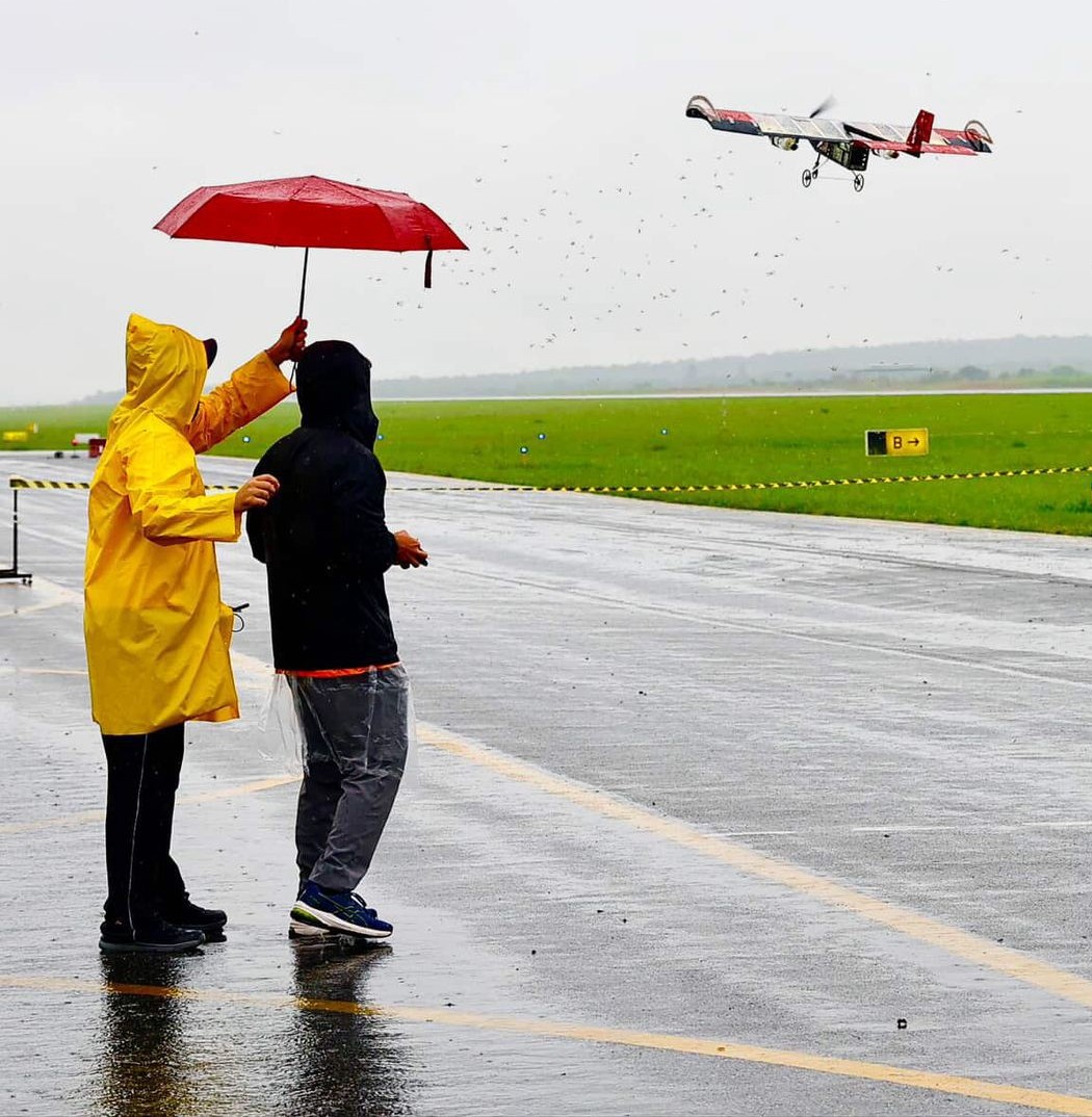 Aeronave voando em pista durante a chuva