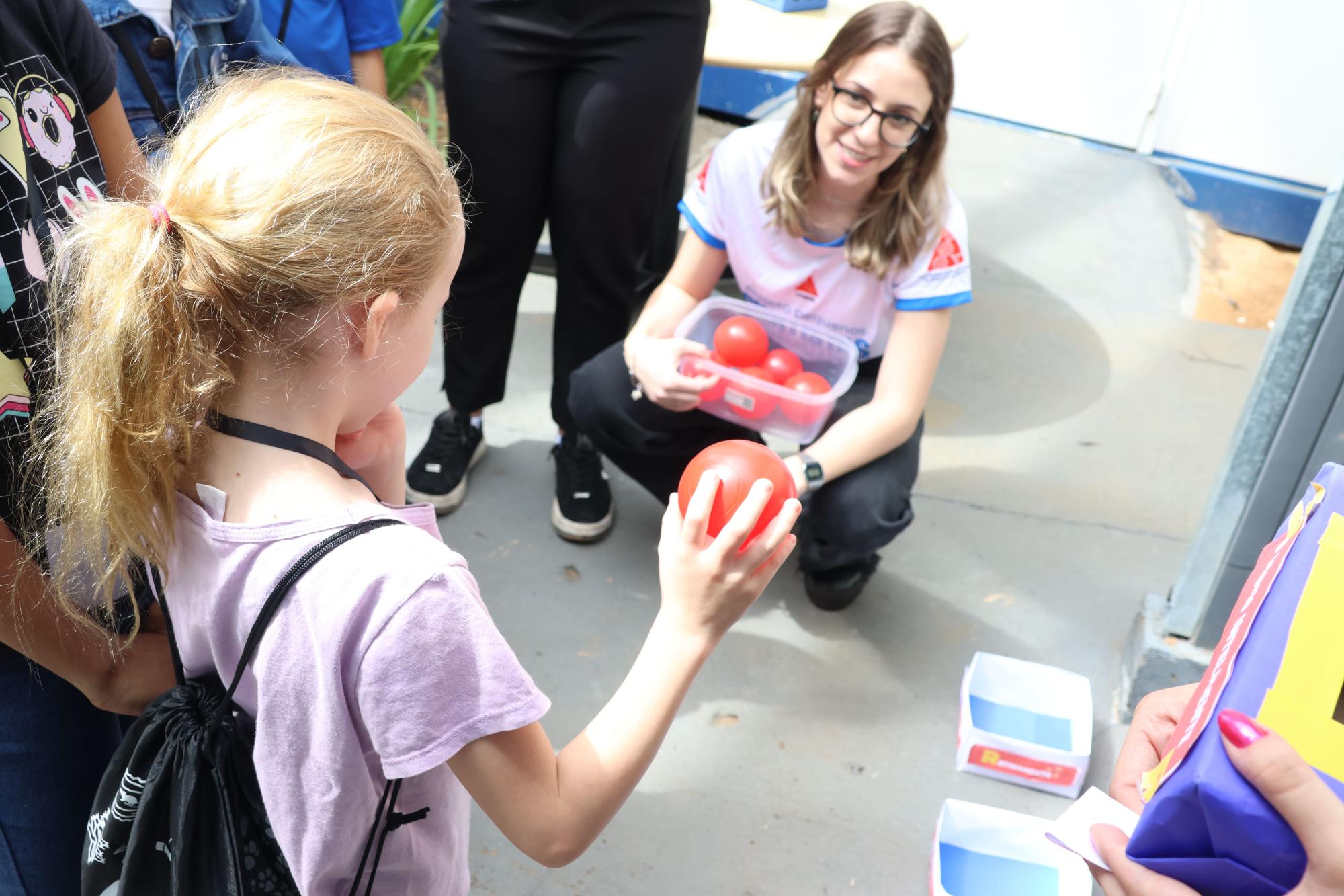 Crianças interagindo na atividade