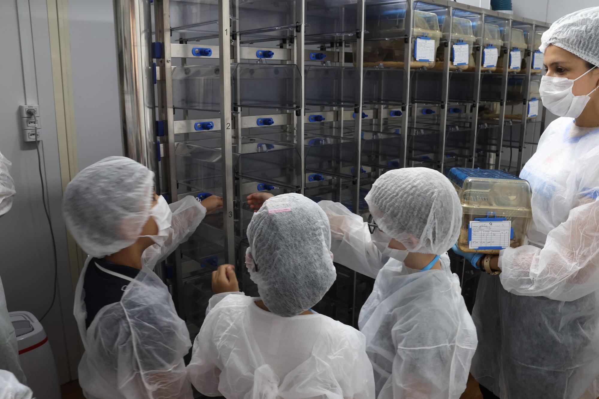 Crianças no laboratório