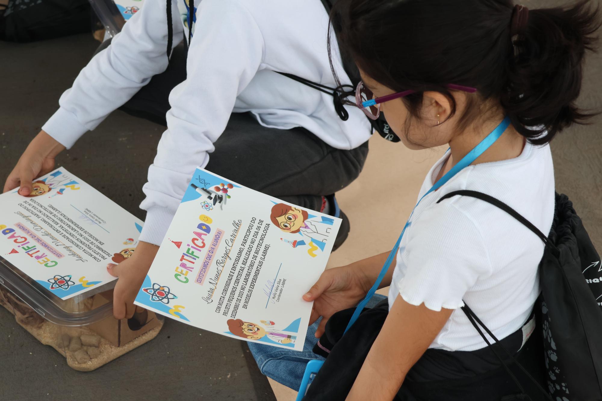 Criança com certificado