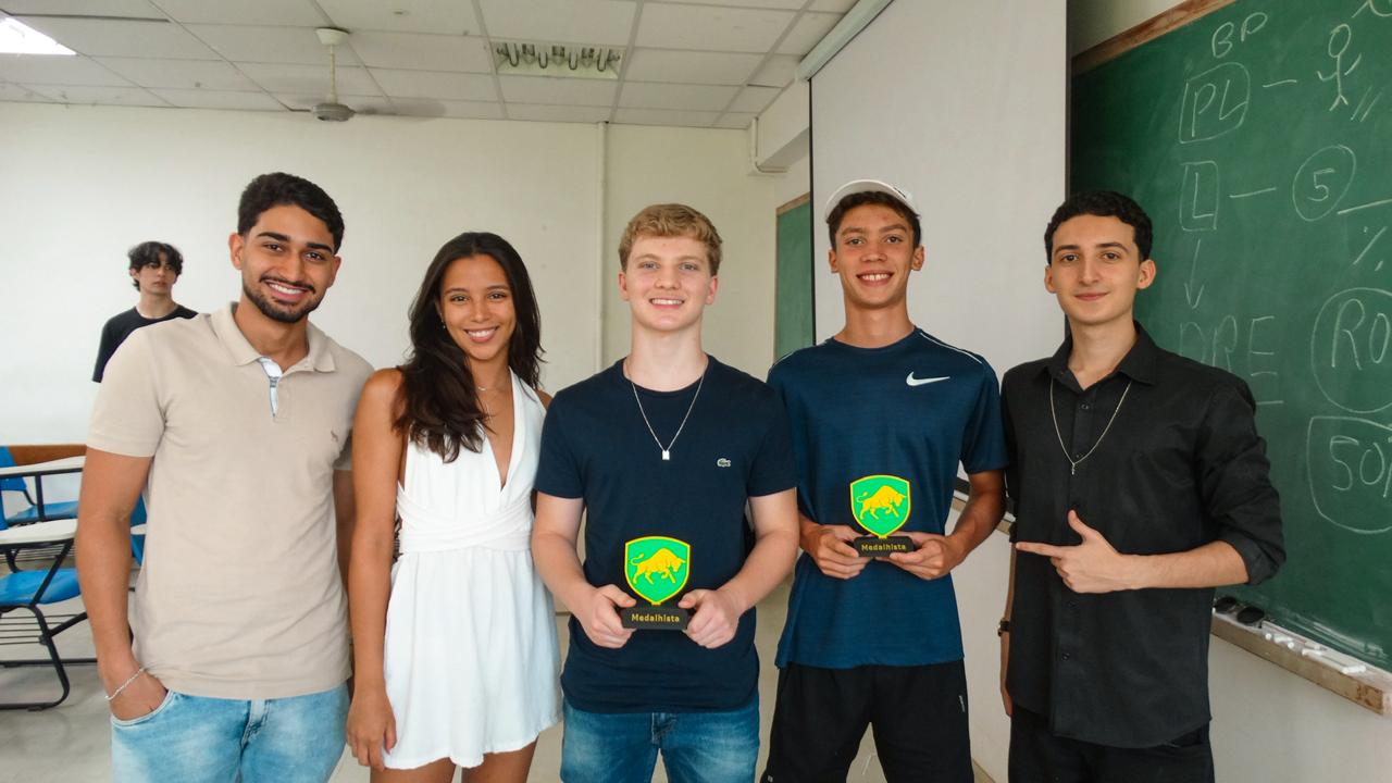 Antônio de Miranda Cabral e Henrique Cury têm 14 anos e conquistaram medalhas na Olitef, principal competição de economia do país para alunos do ensino básico. (Foto: arquivo pessoal)