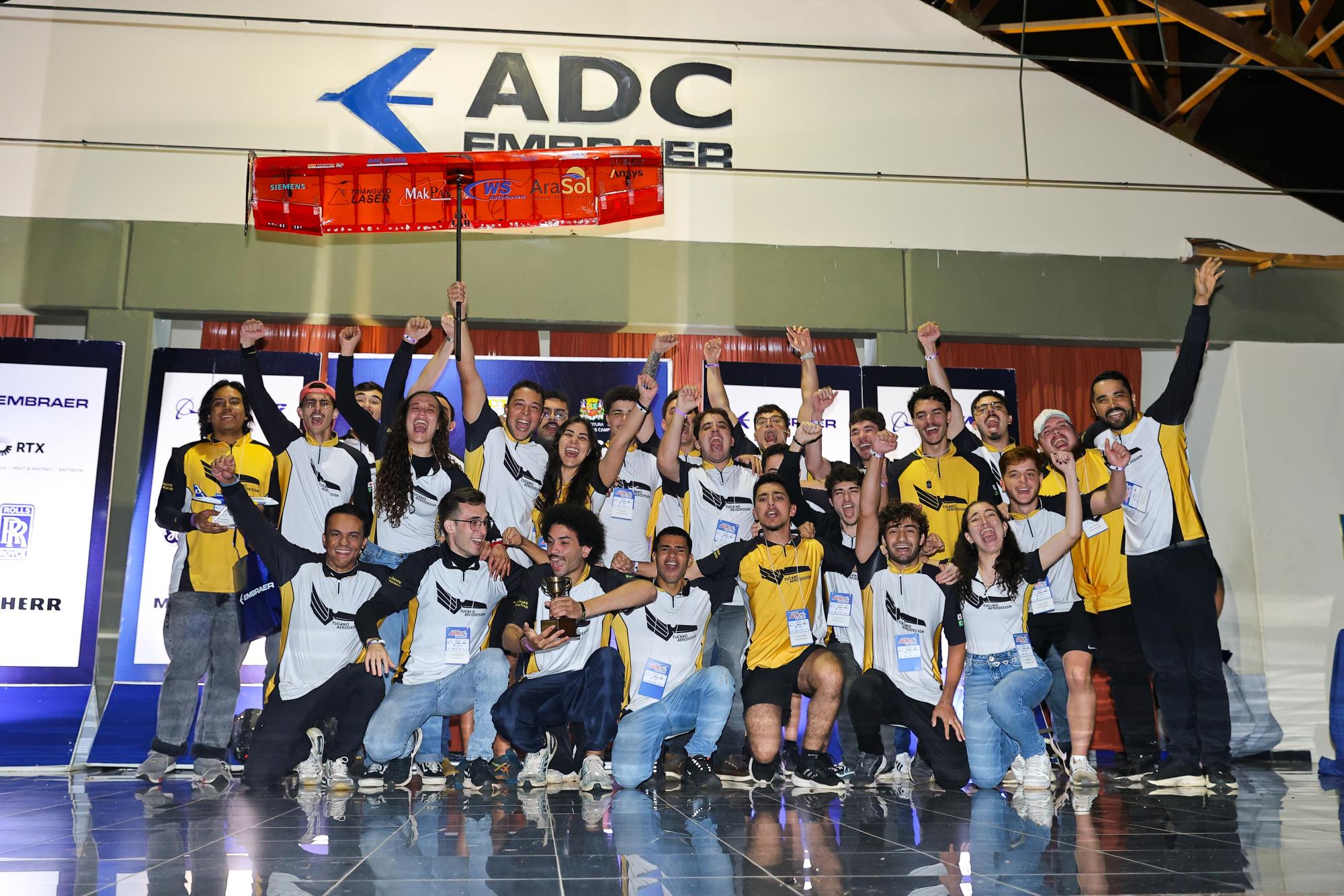 Equipe Tucano Aerodesign no pódio da categoria micro