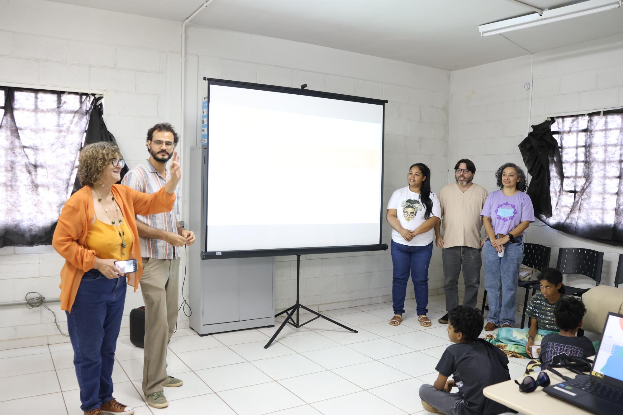 Integrantes da dinâmica realizada após a exibição infantil. | Foto: Vitória Marcelino