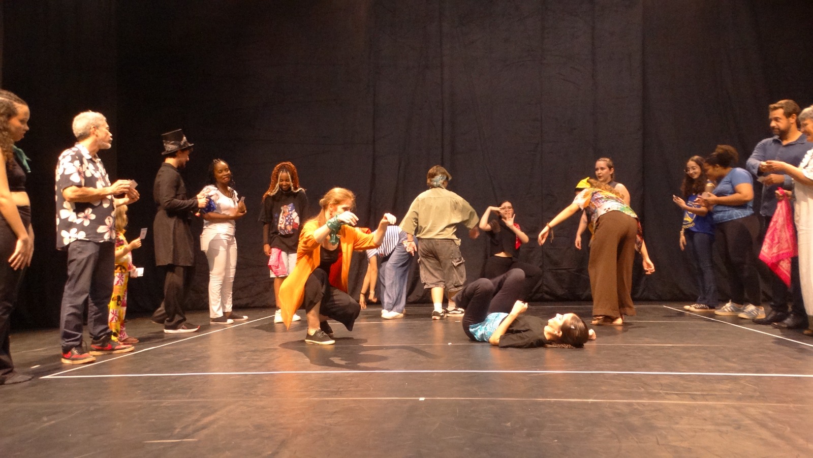 Foto de uma apresentação em grupo