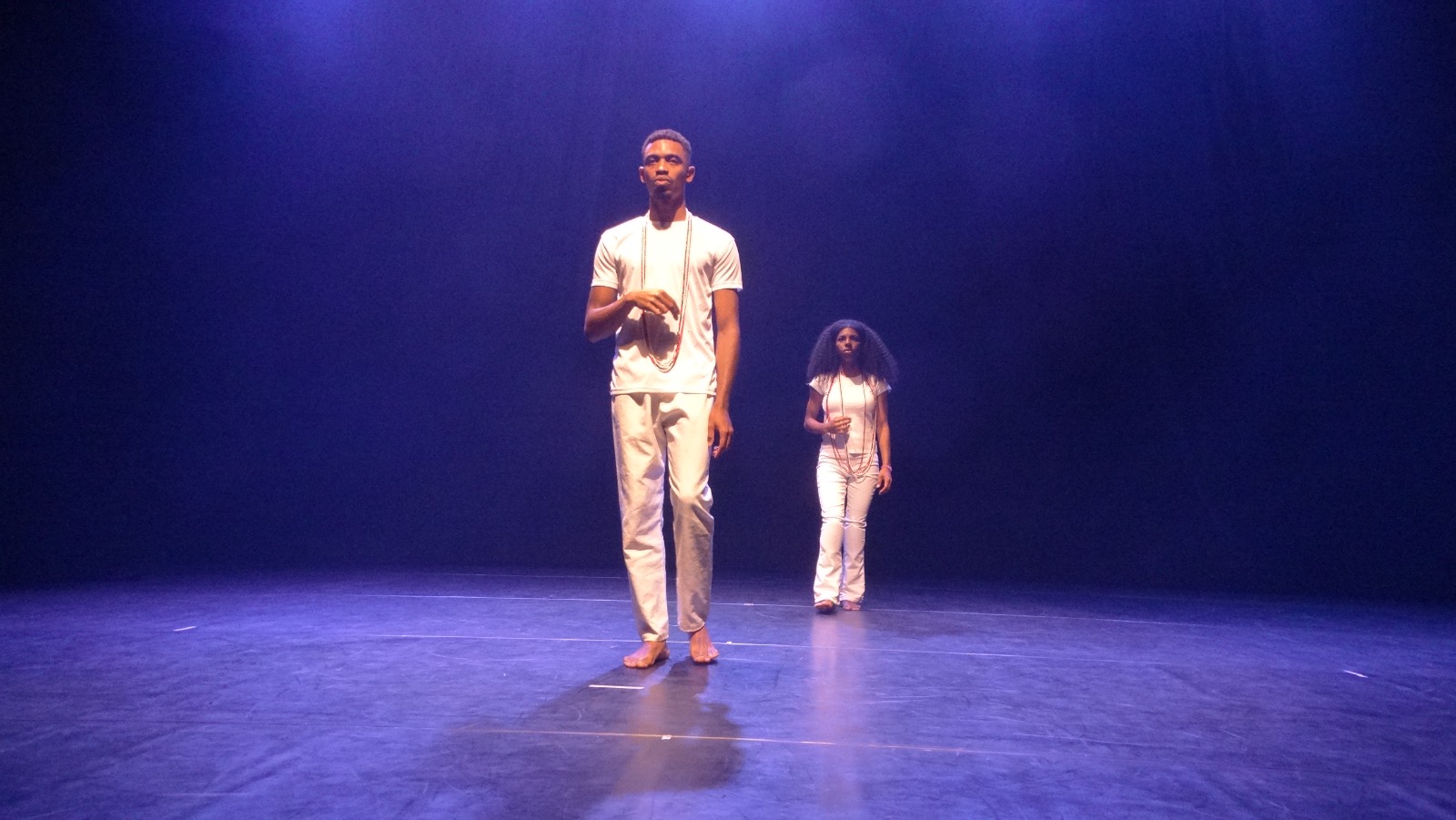 Foto de uma apresentação de uma dupla