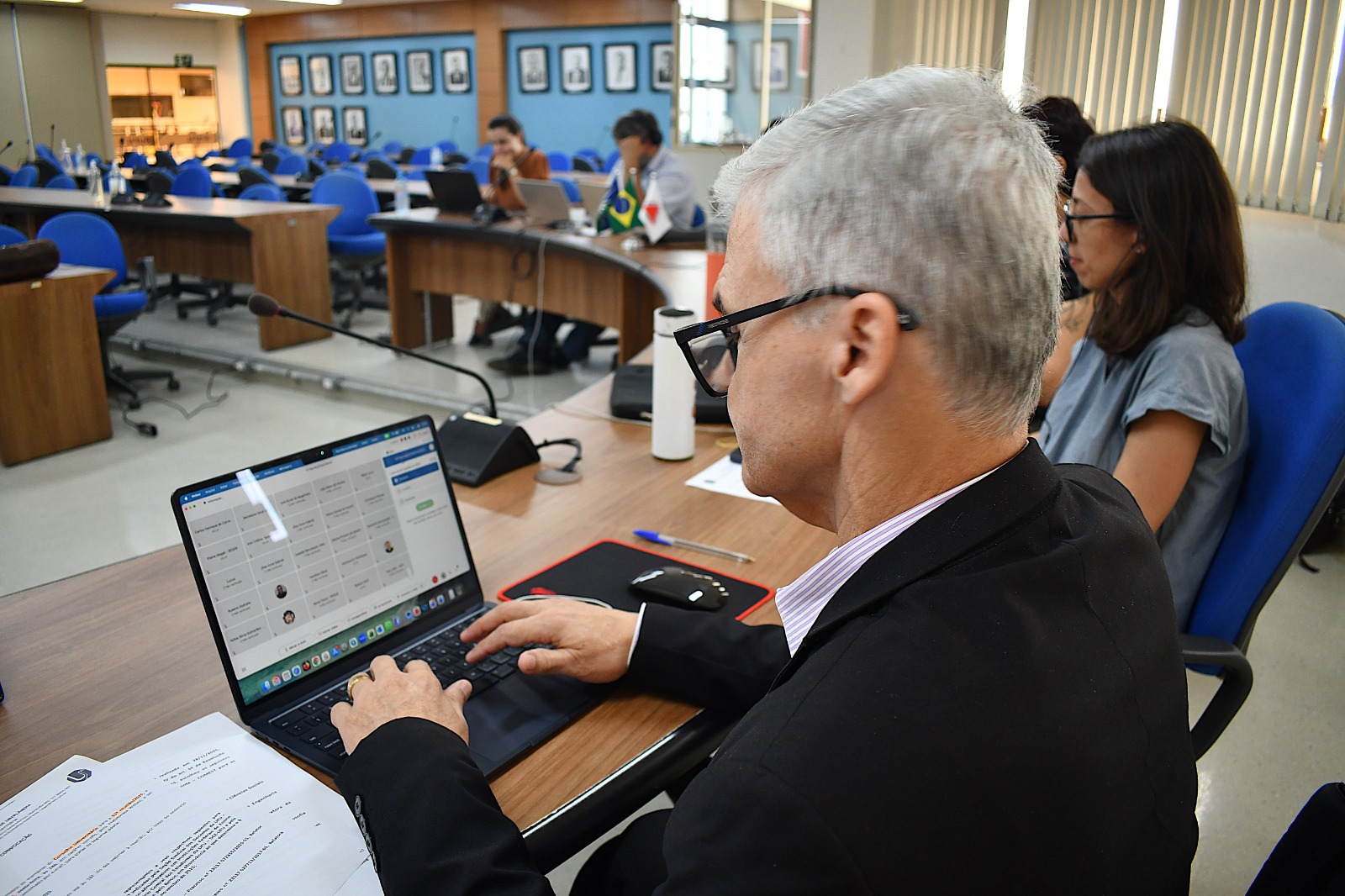 Foto do reitor Carlos Henrique em reunião do Consun