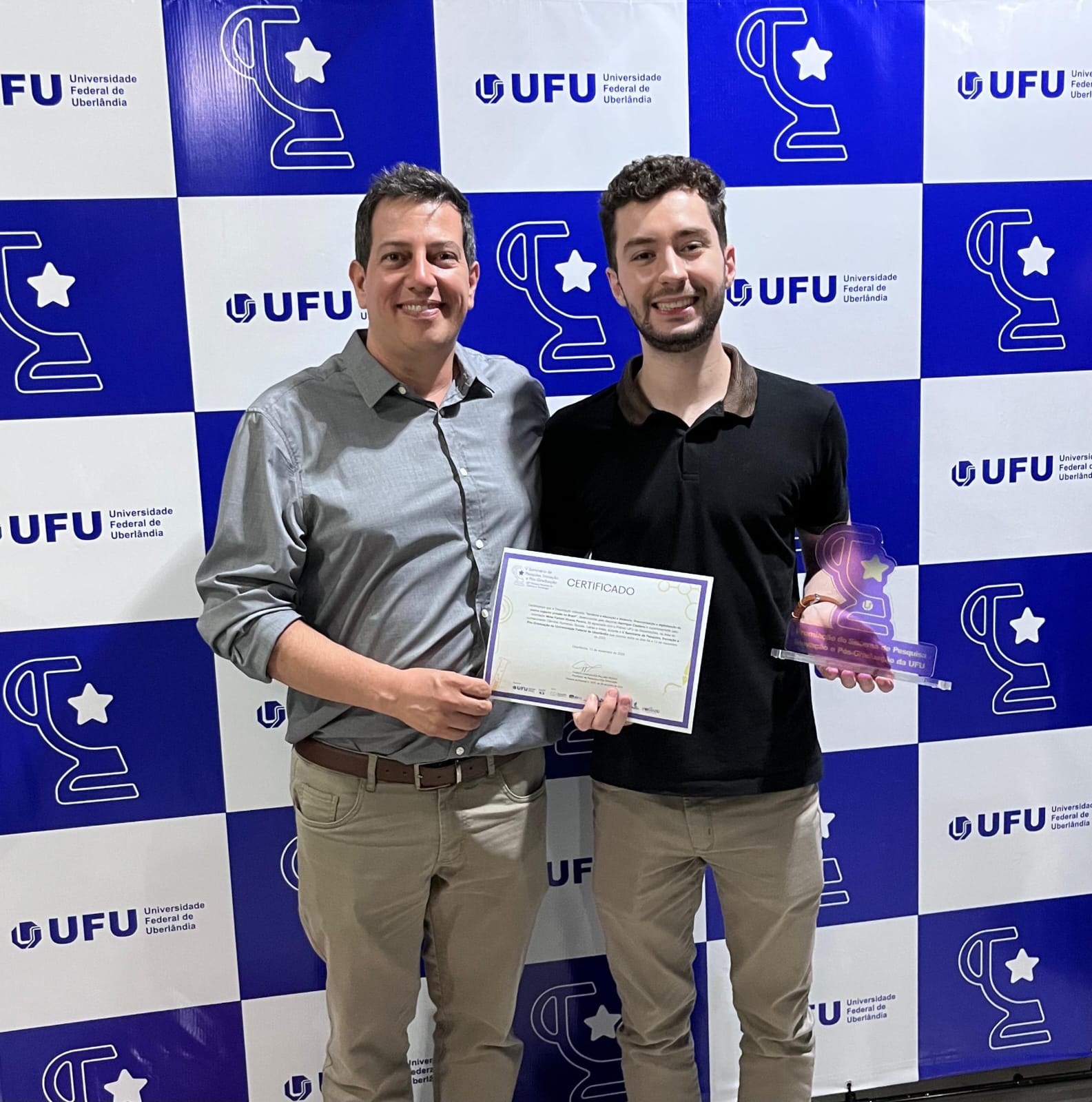 Foto dos pesquisadores sendo premiados