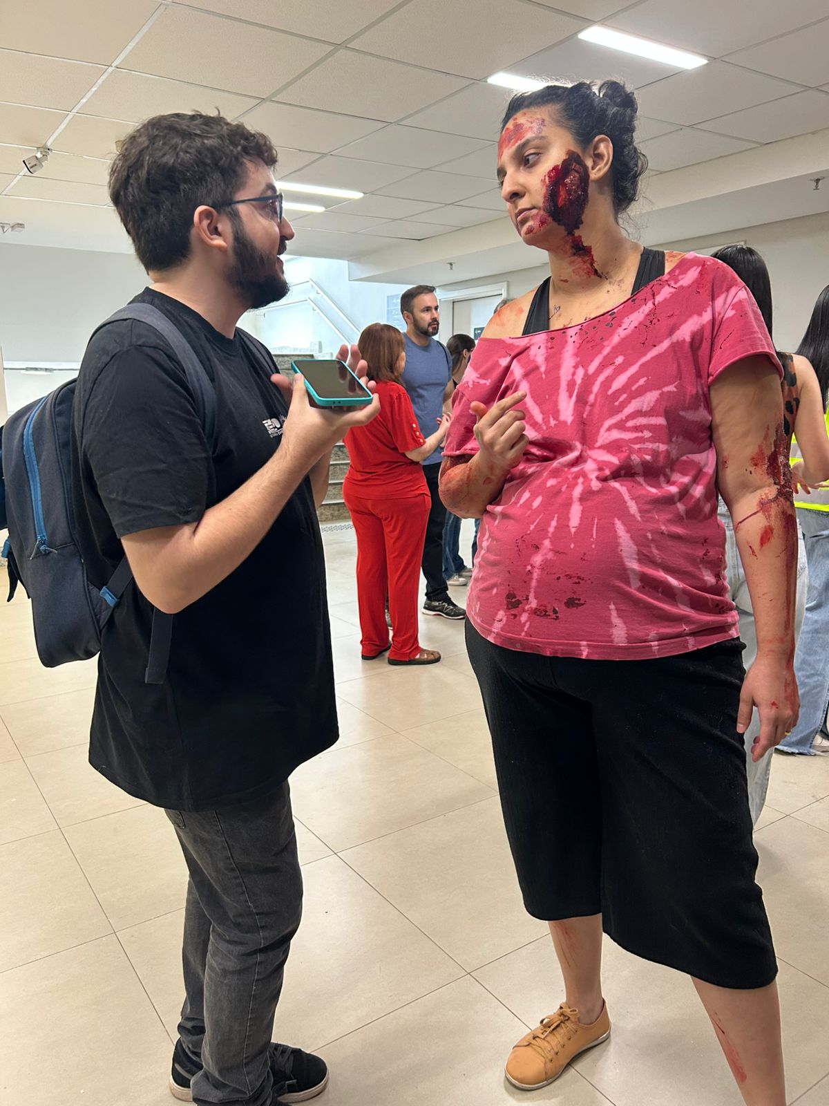 Foto entrevista com paciente interpretando mulher grávida