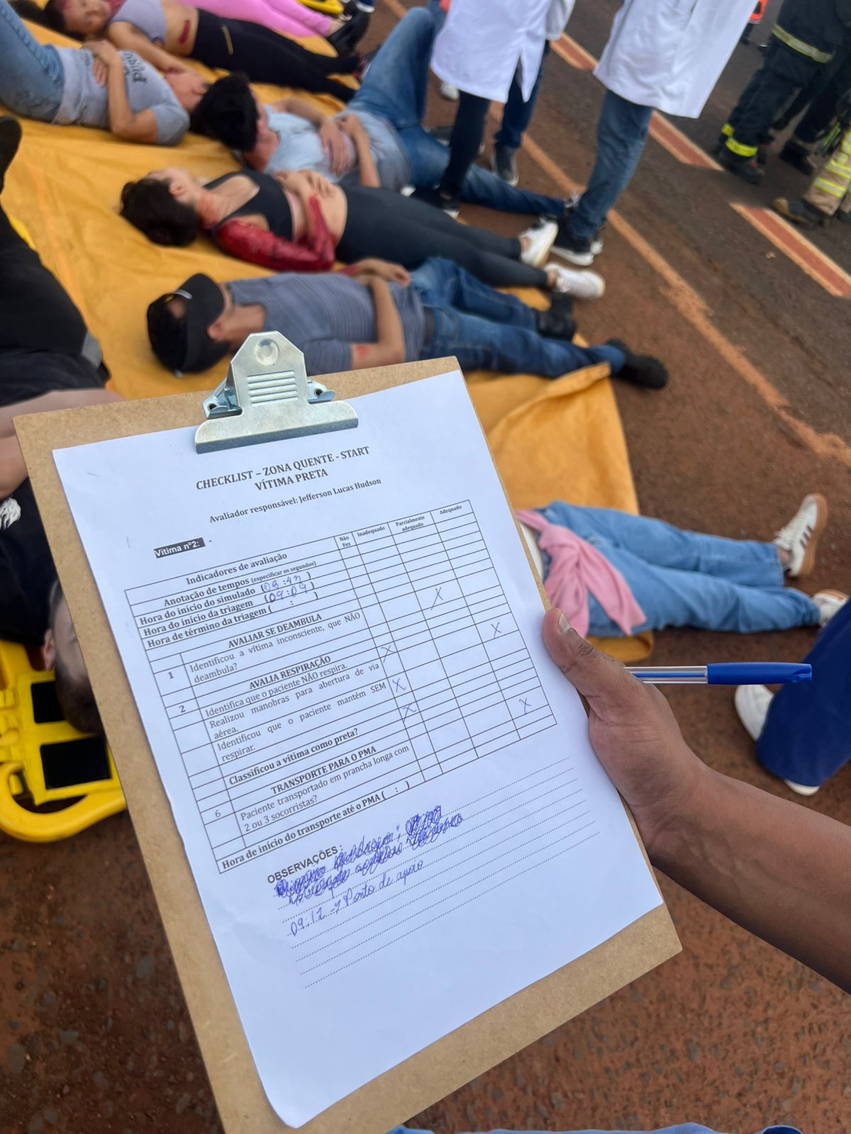 Foto prancheta com registros das equipes