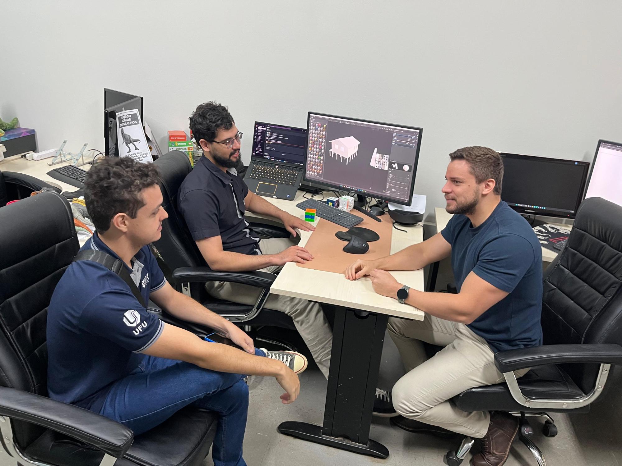 Guilherme Perez Felisbino, Erick Nascimento Tófolo e Matheus Alves Dariva integram o Laboratório de Realidade Virtual e Aumentada (GRVA/UFU)