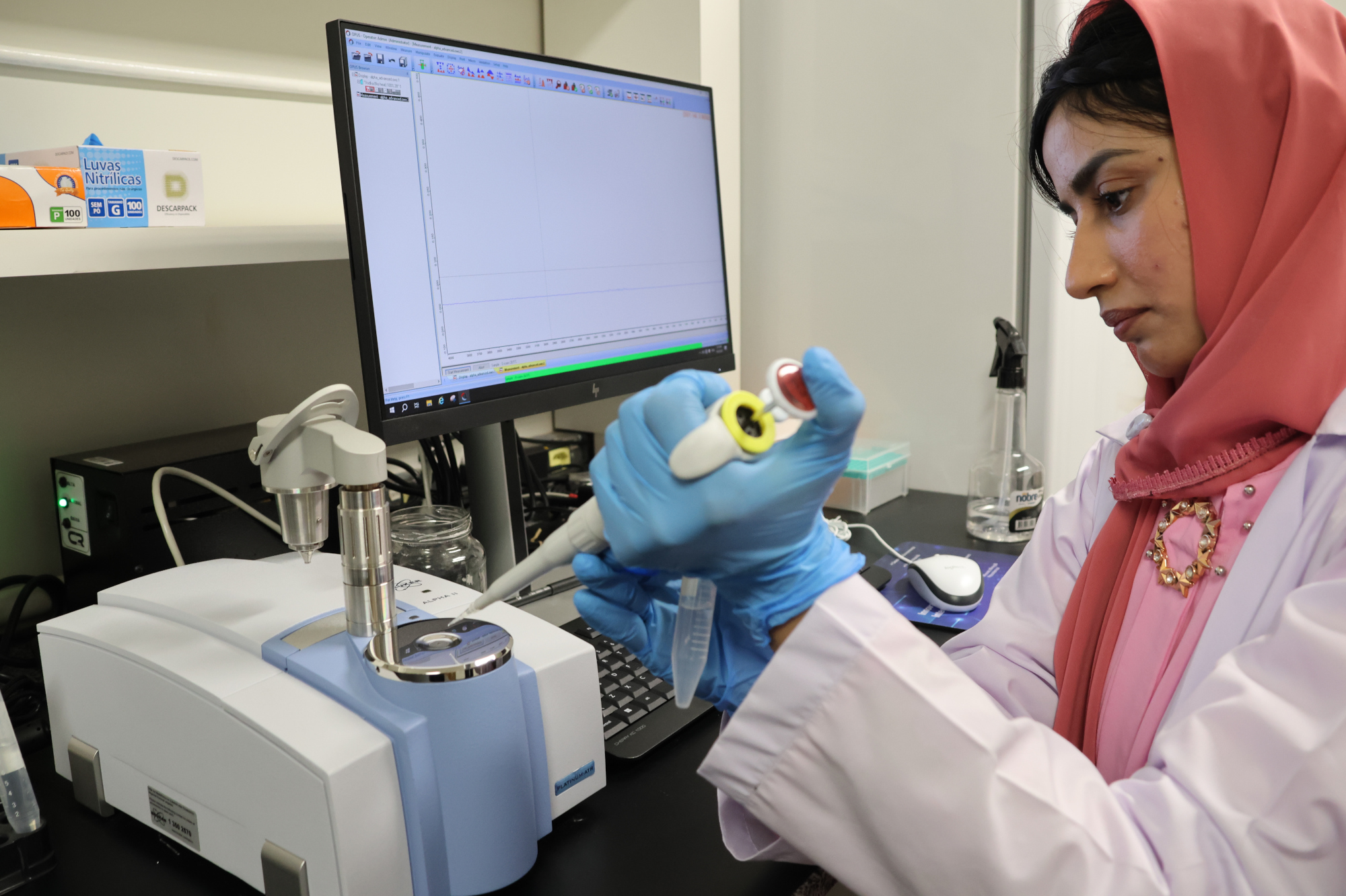 Faryal Khan durante experimentos com metanol (Foto: Marco Cavalcanti)