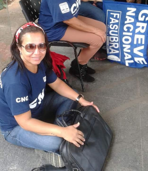 mulher sentada durante greve 