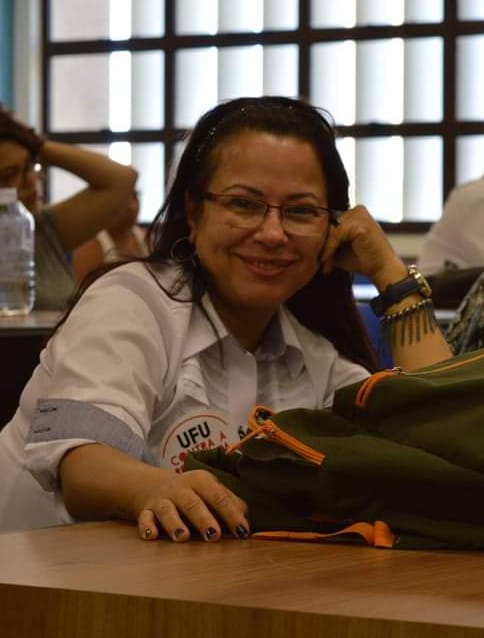 mulher em foto de close-up sorrindo 