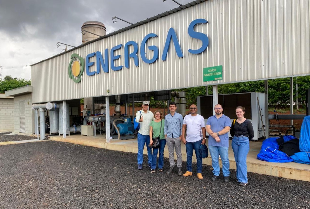 Grupo de alunos posa na frente da empresa Energás