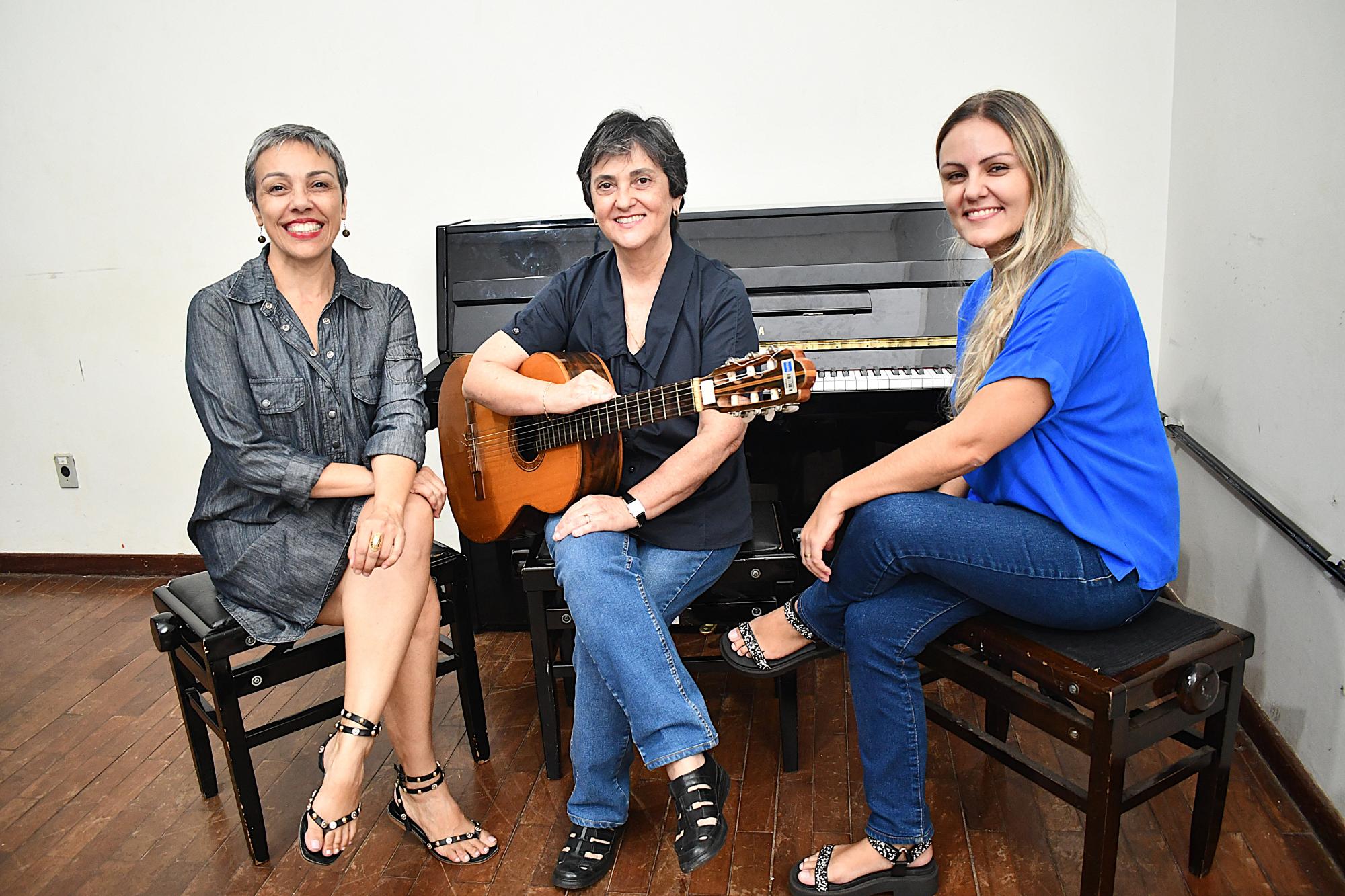 Adriana Francisco e as professoras Sandra Alfonso e Jaqueline Marques