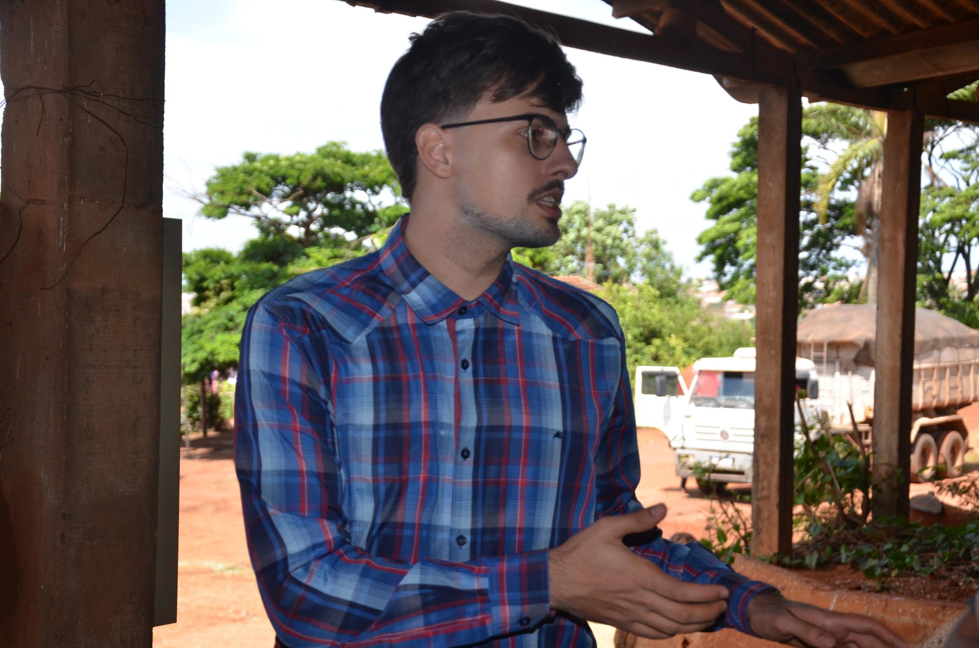 Doutorando Jhonatan Gonçalves Silva durante o processo de ensilagem 