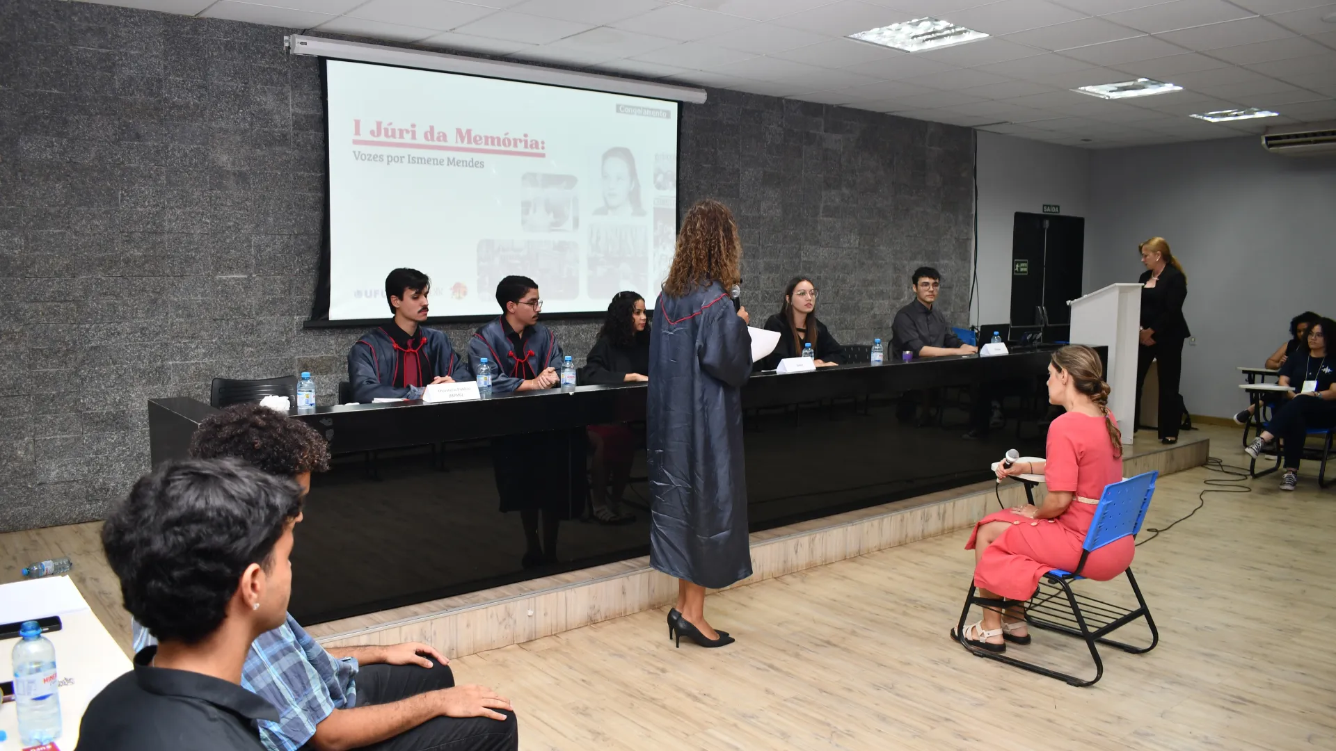 Islene Mendes sendo interrogada