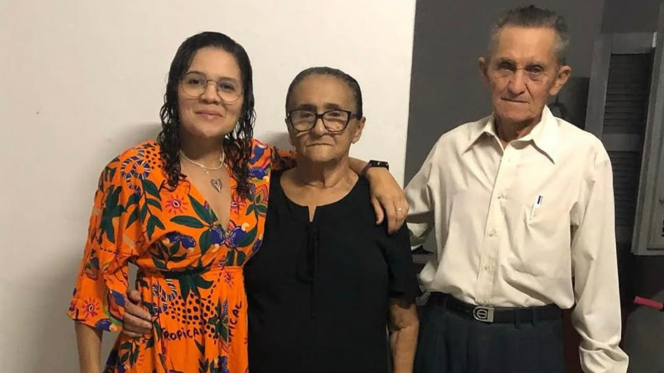 Foto de Eva, ao lado dos pais, Raimunda e Edmundo
