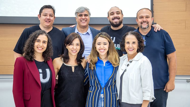 Imagem de um grupo de oito pessoas: quatro mulheres à frente e quatro homens ao fundo