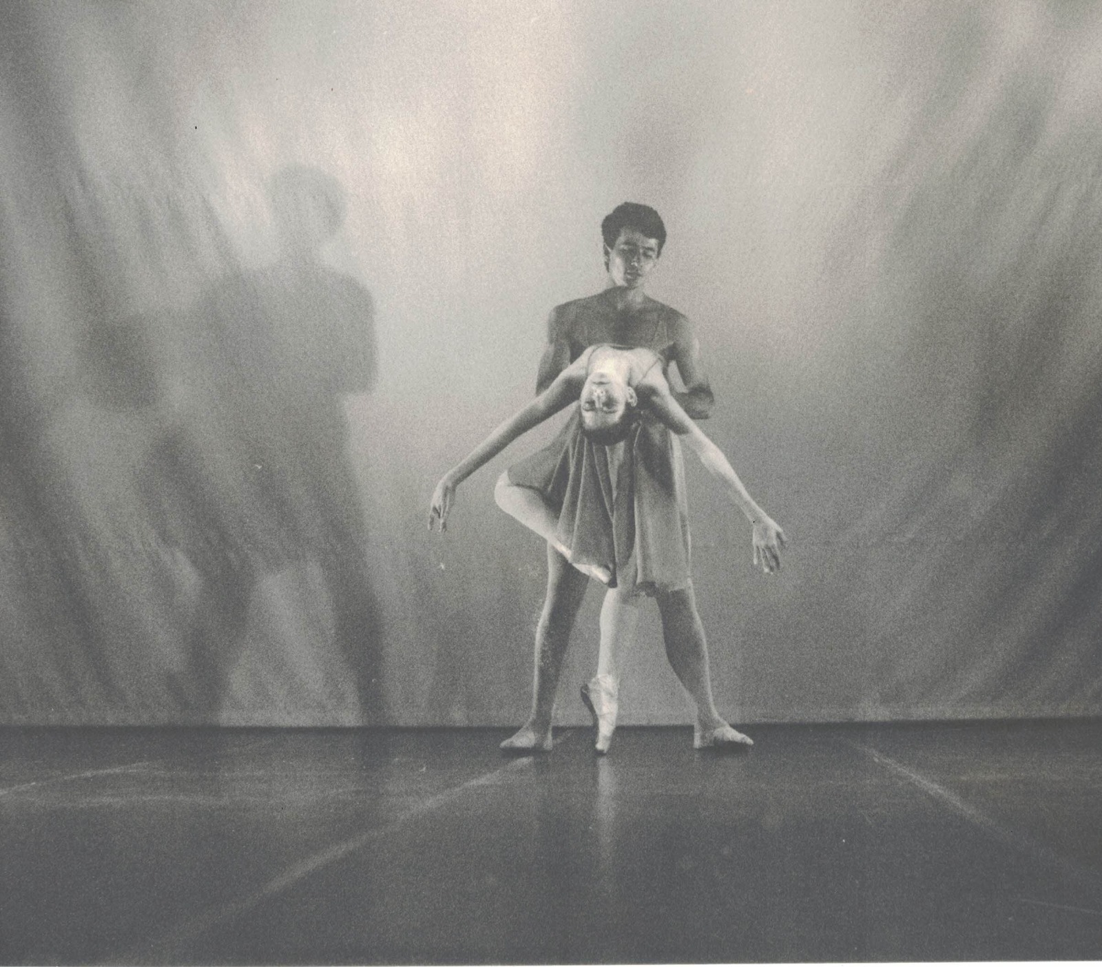 Imagem em preto e branco de uma apresentação de dança