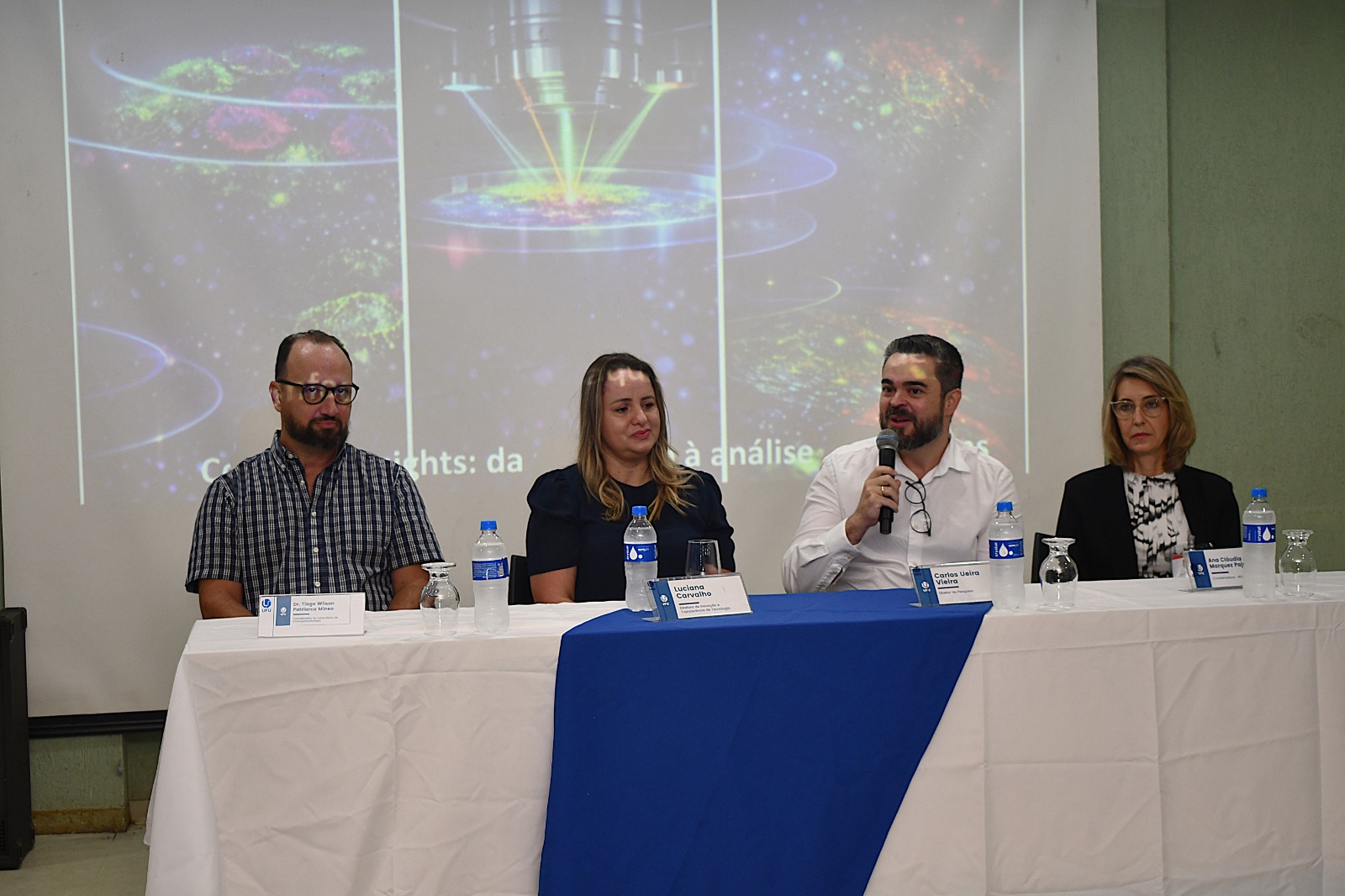 Mesa de abertura do evento