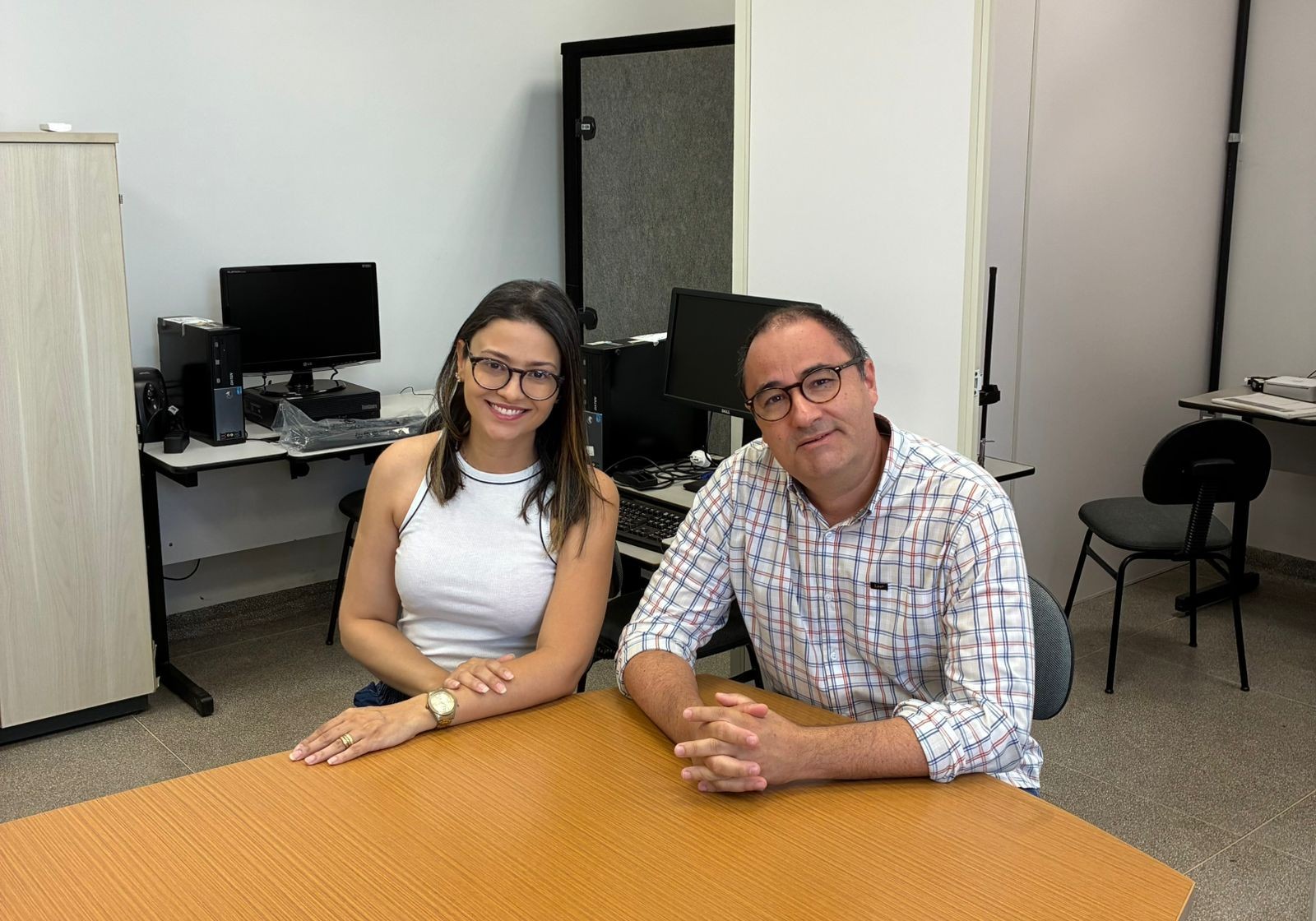 A pesquisadora Priscilla Custódia e seu orientador Joaquim Rossini no Laboratório de Psicobiologia e Ciências Cognitivas.
