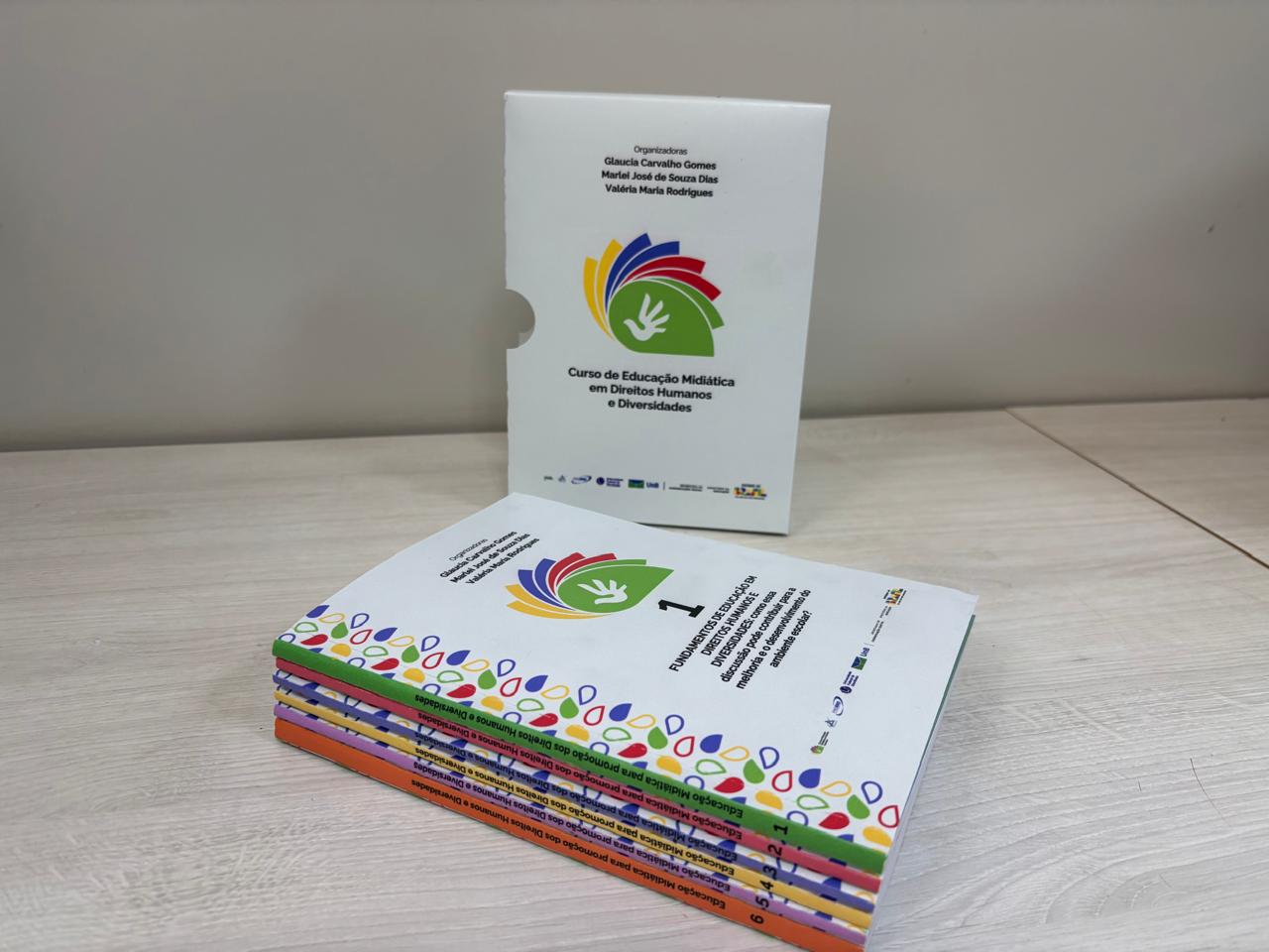 Coletânea com estudos sobre a temática do evento foi elaborada pelos professores e pesquisadores envolvidos na iniciativa. (Foto: Ana Clara Reis)