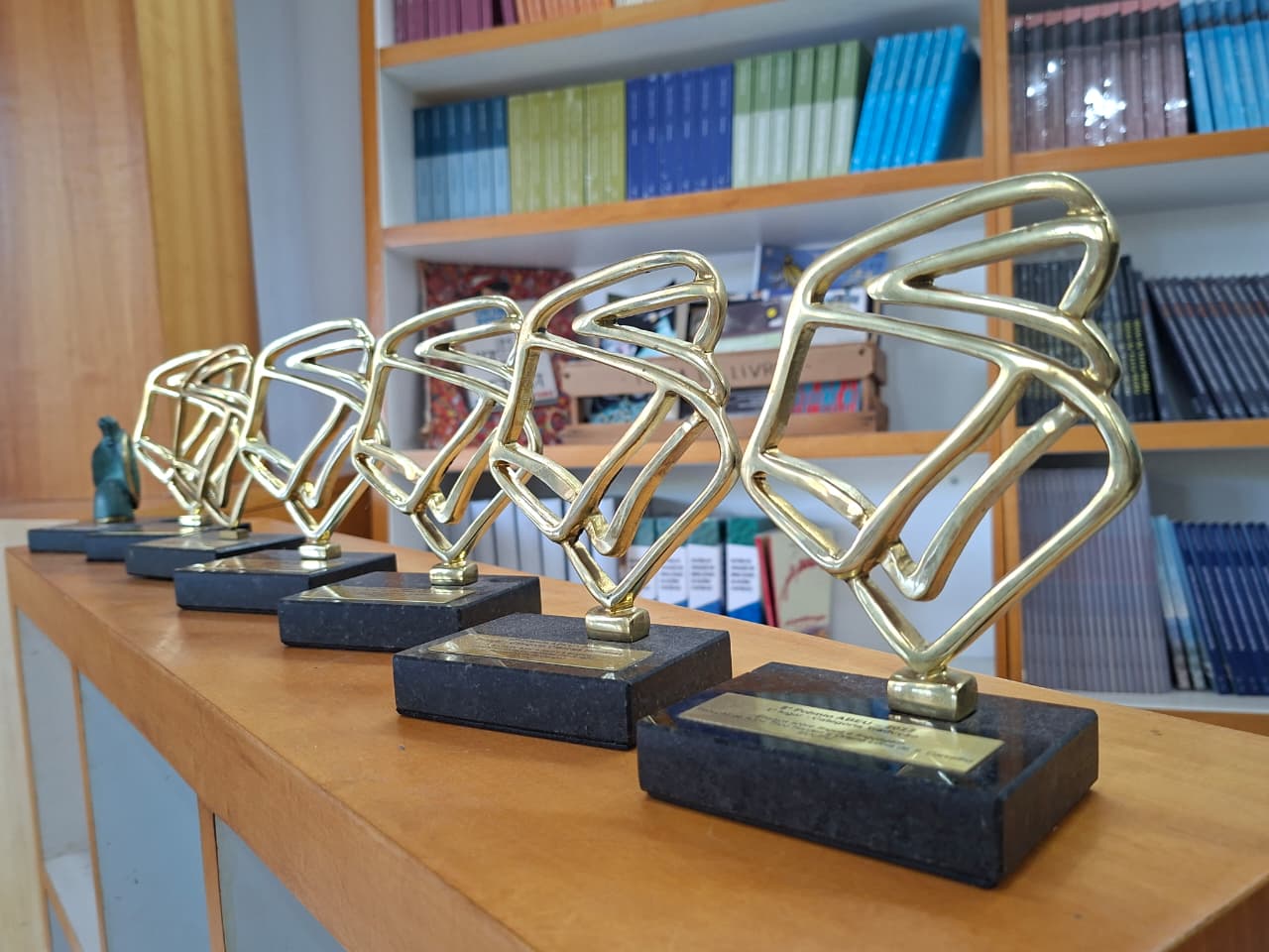 Imagem de sete troféus perfilados