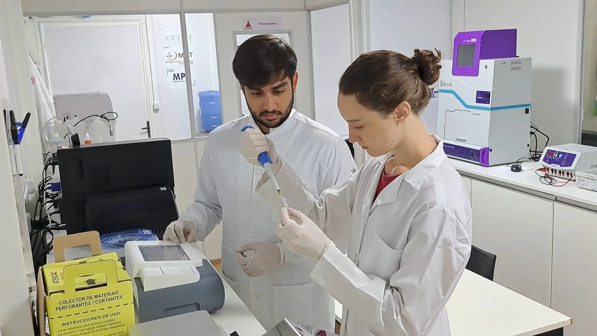 Pesquisadores em laboratório